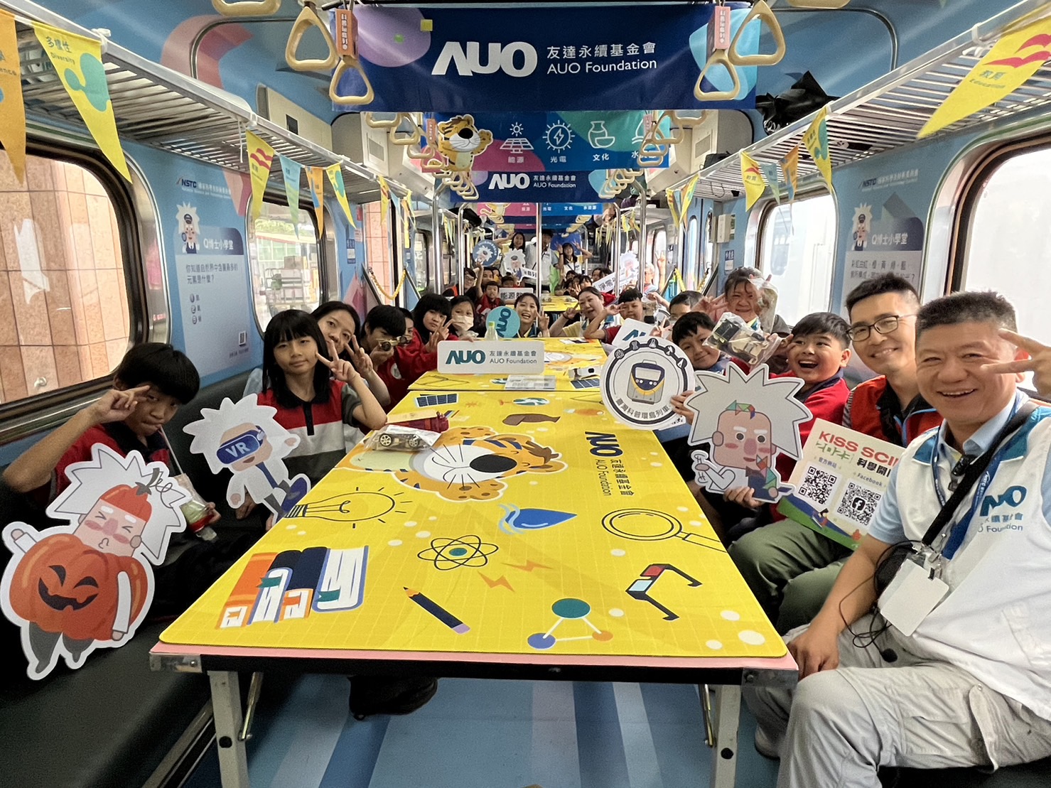 友達永續基金會參與「臺灣科普環島列車」，設計基礎科學車廂課程，以「淨零碳排和永續能源」為主題，讓學生透過創意實驗認識淨零知識，以及思考生活中的減碳行為