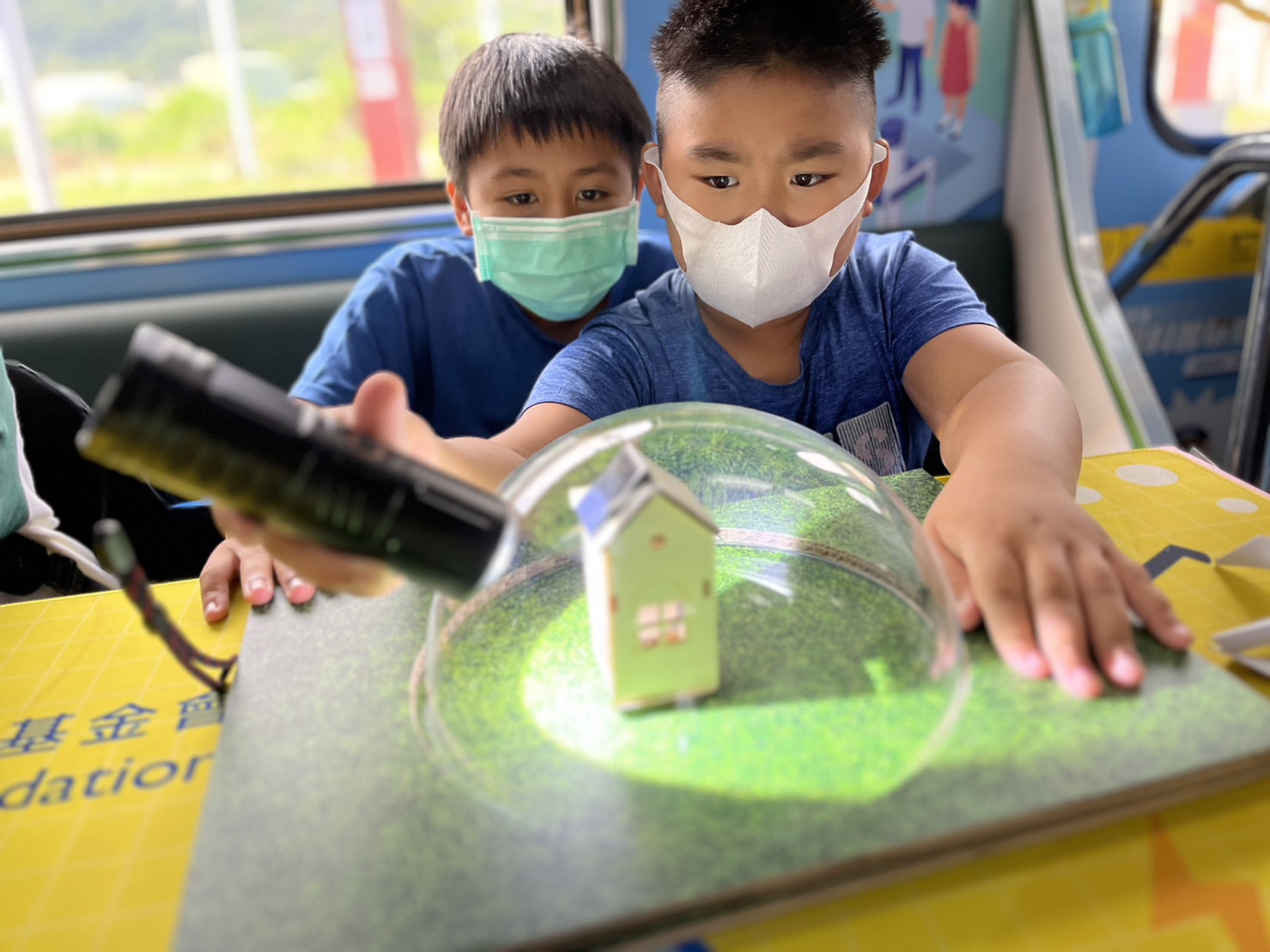 友達參與基礎科學主題車廂，以STEAM教學精神，設計「逐日科學家」、「太陽能工程師」以及「淨零建築師」三大能源科普課程和實驗