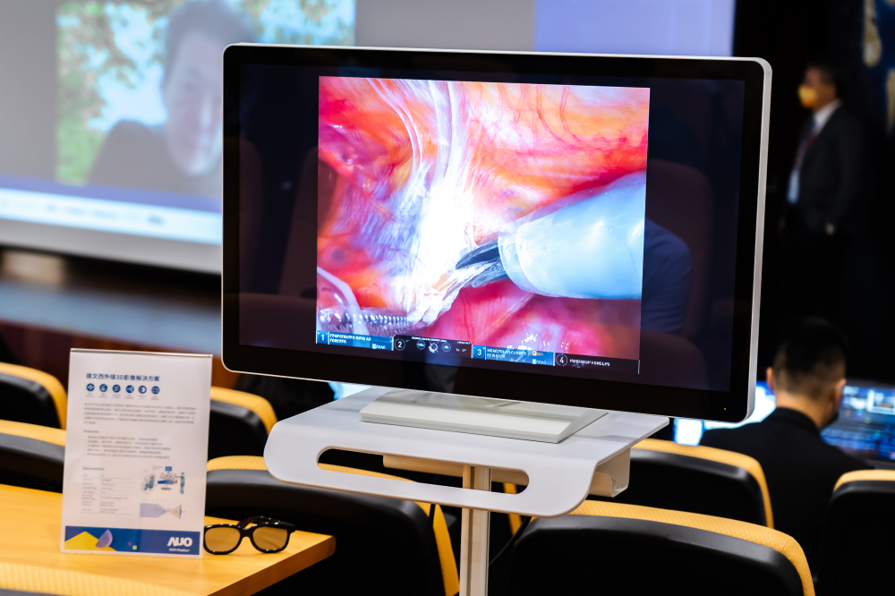 達擎於「國際大腸直腸外科論壇」中，成功導入達文西外接3D影像解決方案。透過達擎即時影像處理技術轉換為成1080p的高解析度畫質，將3D擬真畫面即時呈現於32吋4K 3D醫療顯示器
