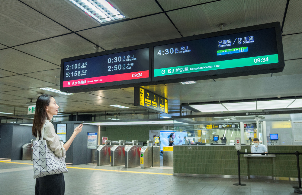 達擎TARTAN顯示器的特殊長條型比例非常適合空間與高度有限的大眾運輸場域應用，具備工業等級高品質、高亮度、高解析與高色彩飽和度等優勢，打造都會智能車站新風貌。