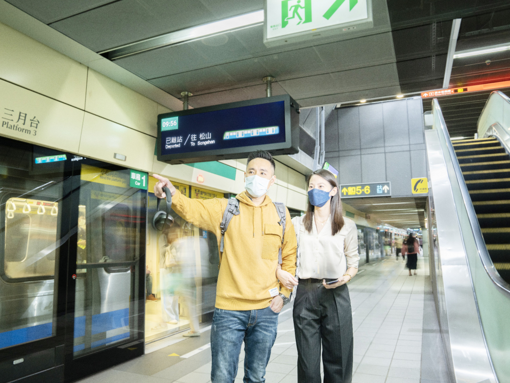 友達旗下達擎之客製化TARTAN顯示器，於台北捷運中山站亮相。以獨特長條型比例與高畫質特色，為台北捷運站帶來嶄新的都會車站風貌
