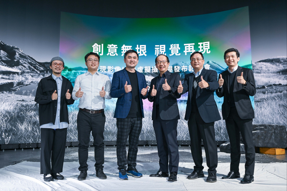 友達光電與再現影像攜手，於中影製片廠建置全台首座提供嶄新一站式整合服務的LED虛擬製作攝影棚（圖左至右：再現影像視覺總監郭憲聰、再現影像營運總監黃棨雋、再現影像藝術總監與導演紀柏舟、友達光電技術長廖唯倫、友達光電系統設計製造服務事業總部副總經理曾天龍、友達光電系統產品事業資深處長蘇聖倫）