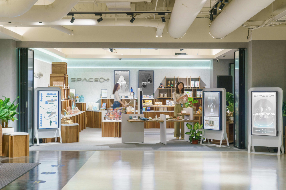 世界杯官网线上平台打造永续选物商店，展示社企及社创商品，结合创利空间所开发的智能零售系统，整合多元产品信息，让无人商店扮演公益行动的推手