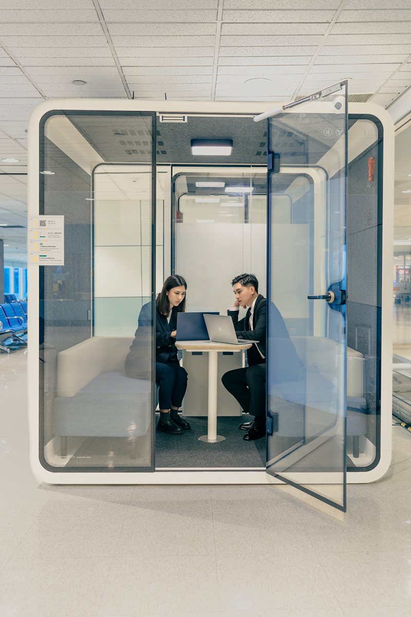 AUO Display Plus&rsquo; Smart P.O.D. Solution creates a dedicated, independent working space that can be used by business travelers at any time, without being distracted by the bustling airport crowds and environment