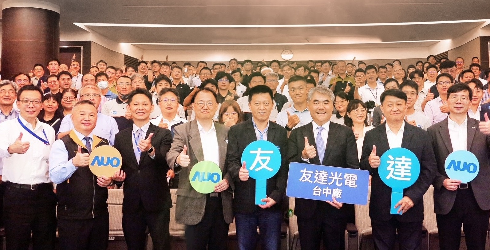 友達以太陽能解決方案領航者，跨足建築領域，4日在台中廠區舉辦「光電建築一體化研討會」，邀請產業先驅共同推動綠化，打造新一代智慧綠建築。