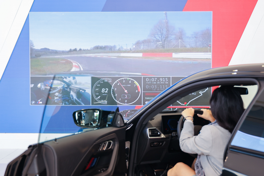 顧客按下虛擬Engine Start按鈕，啟動預選車款的引擎聲浪，螢幕同時呈現德國紐柏林賽道的試駕畫面，坐進車內一秒化身駕駛員馳騁奔騰