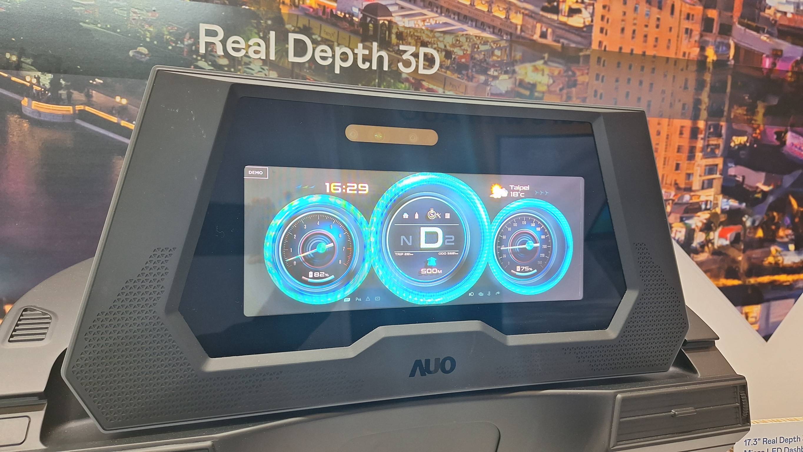 世界杯官网线上平台的「裸眼3D Micro LED仪表板」将Micro LED与LCD技术整合成17.3吋显示器，打造令人惊艳的3D效果，同时具备DMS辨识系统，可侦测驾驶行为并进行安全预警。