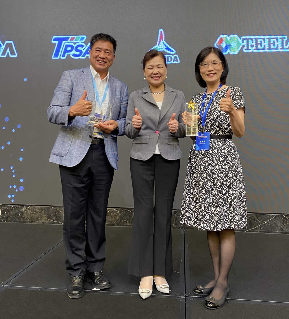 友達致力推動永續發展，於Touch Taiwan2024以3R策略貫穿Display、ESG展位實現綠色展覽目標之成果，Display展位獲綠色裝潢設計鑽質獎最高榮譽，ESG同獲金質獎殊榮。由經濟部長王美花（中）親自頒予友達光電董事長彭双浪（左）、友達光電永續長古秀華（右）