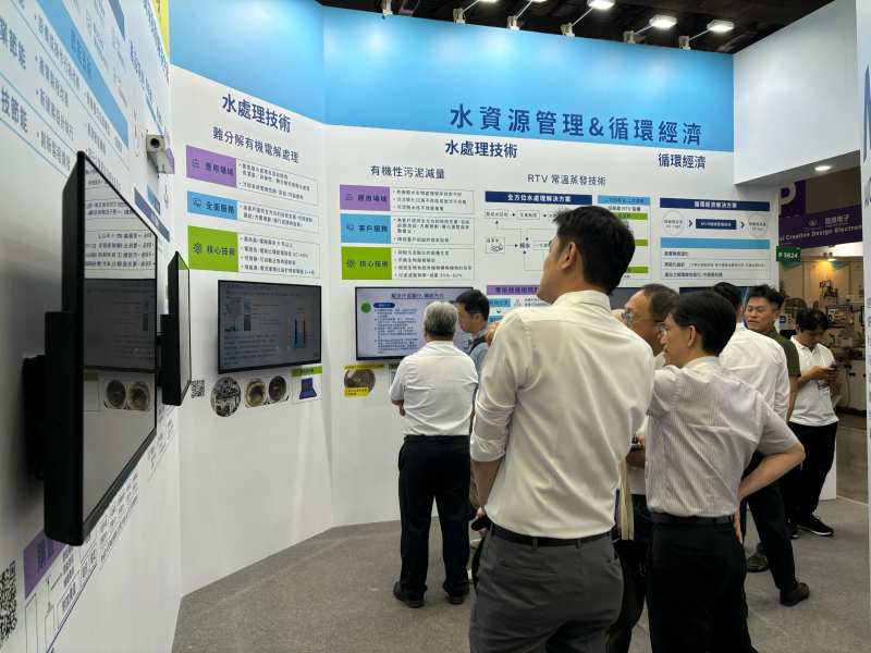 友達以深厚的智慧製造經驗發展永續戰略，積極延伸價值鏈，轉化成可供外界使用的綠色智慧服務，進軍SEMICON Taiwan 2024，提供半導體產業鏈打造AI世代的永續即戰力。