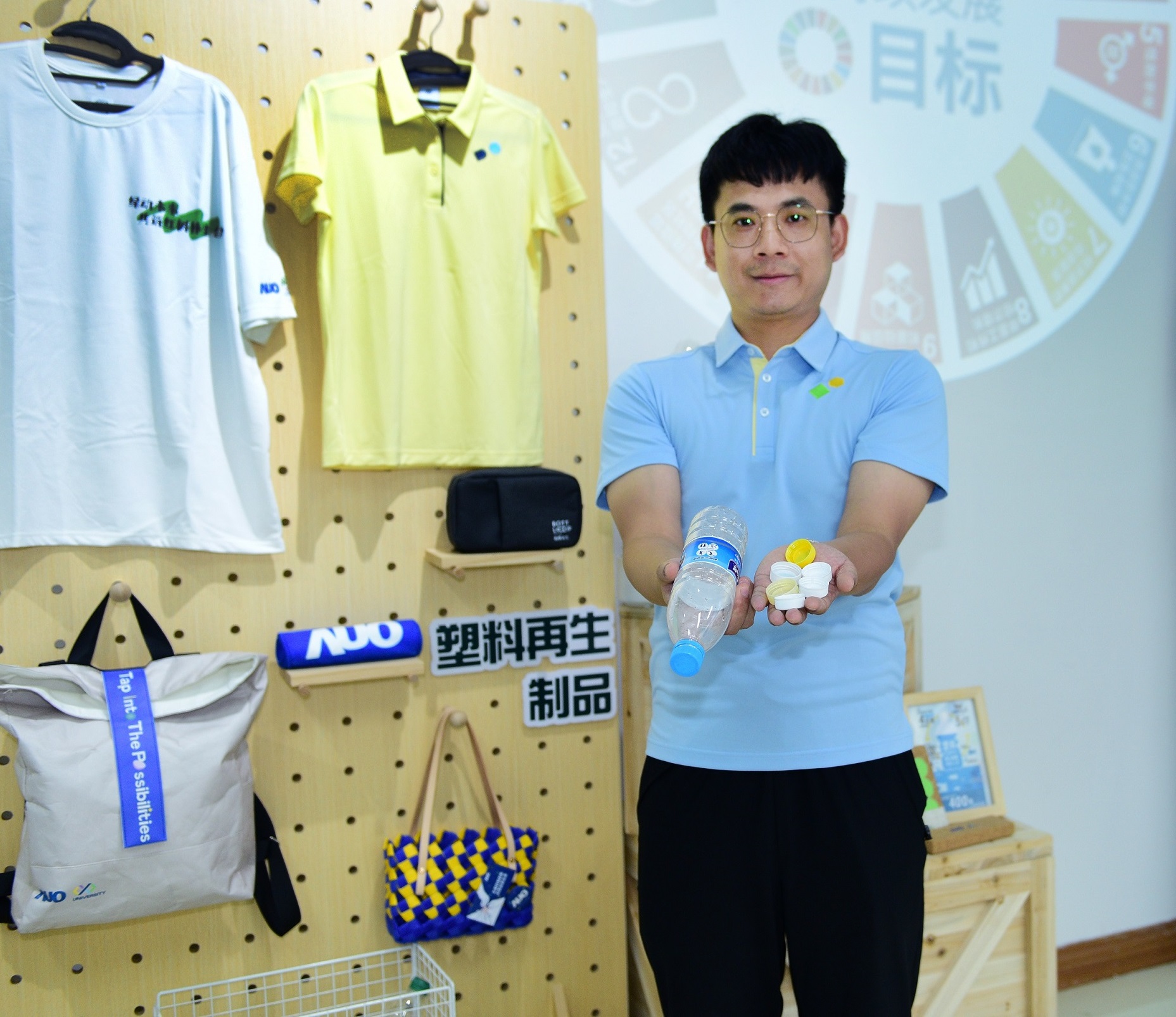 「2024智慧世界杯官网线上平台展」永续发展馆中，展示世界杯官网线上平台厦门驱动永续发展之成果，包含将厂内废弃物再制为实用物品，将永续发展理念深植于员工生活日常实践