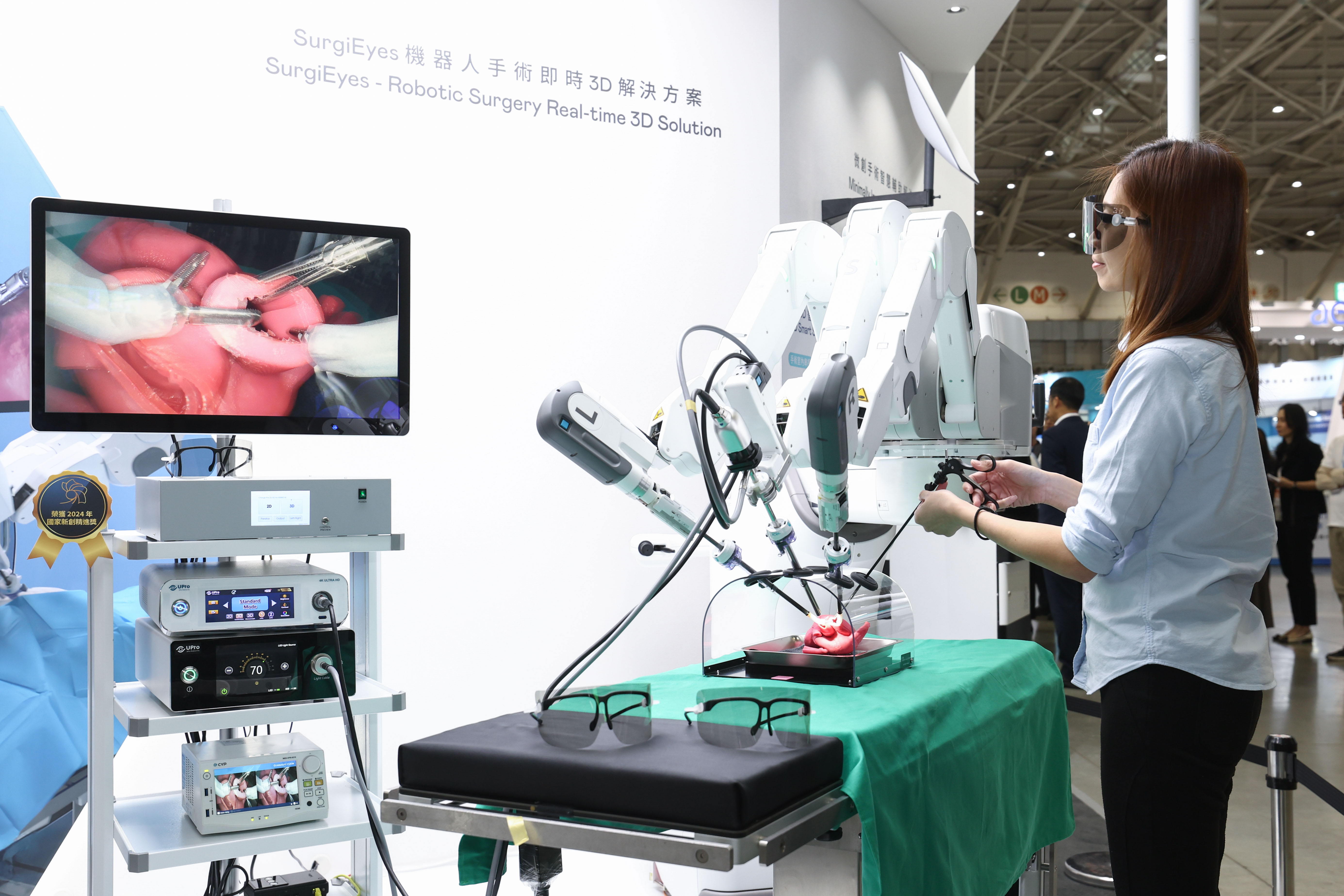 達擎以〝SurgiEyes機器人手術即時3D解決方案〞為核心，打造全方位的3D智慧手術影像平台，透過即時的影像串聯，連結手術室內、外跨場域的應用，協助醫師突破時空限制，為遠距醫療帶來更多的可能性