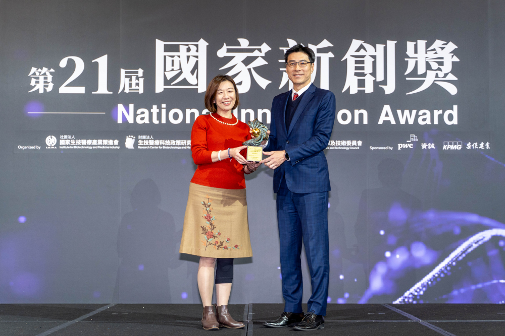 友達旗下子公司友達耘康與達擎分別以「中醫數位化檢測解決方案」及「寬視角3D醫療顯示器」獲得第二十一屆國家新創獎「智慧醫療與健康科技」類別的「企業新創獎」與「國家新創精進獎」兩項殊榮。圖左為衛生福利部政務次長林靜儀、圖右為友達光電智慧醫療事業群總經理廖世宏