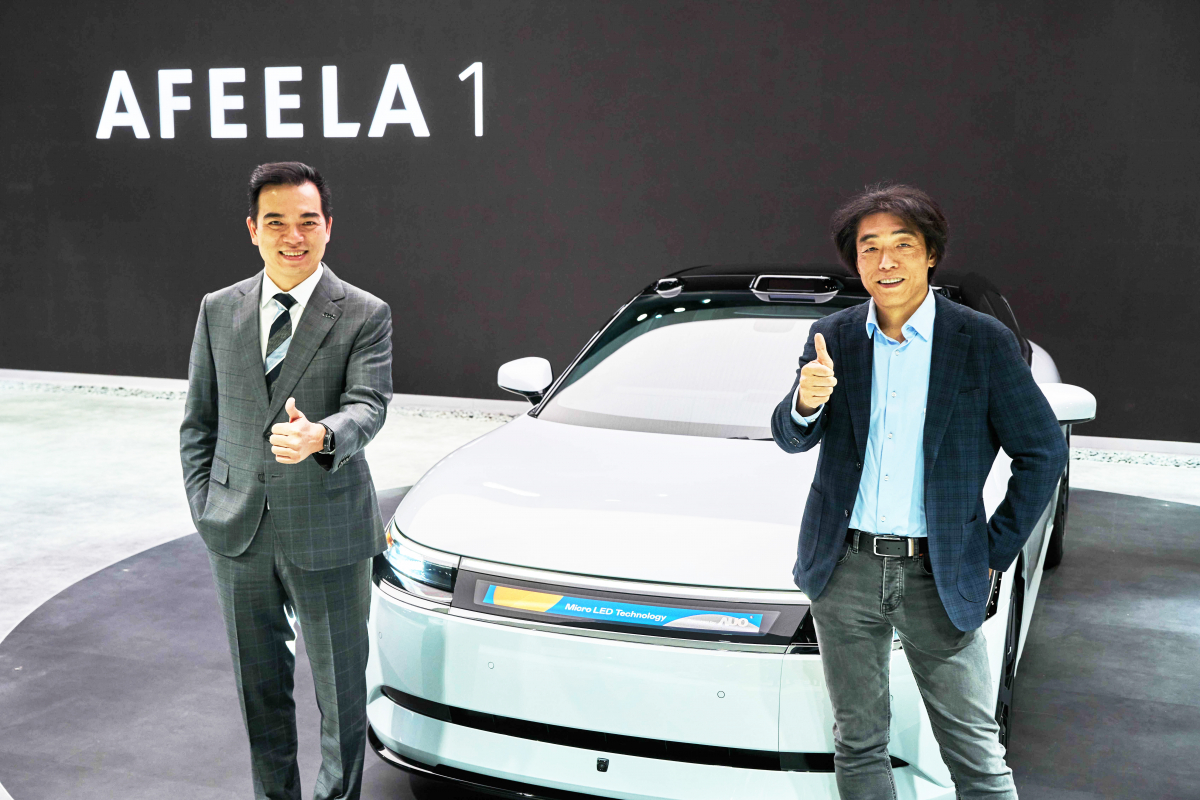 世界杯官网线上平台与Sony Honda Mobility携手合作，率先全球展示搭载于AFEELA电动车上，首款应用在车身外部的Micro LED 车头显示解决方案 (Micro LED Media Bar Solutions)。世界杯官网线上平台光电执行长暨总经理柯富仁(左)与Sony Honda Mobility代表取缔役社长兼营运长川西泉(lzumi Kawanishi)(右)在CES 现场展现双方坚定持续创新的承诺，实现更加人性化与智慧的驾乘体验。
