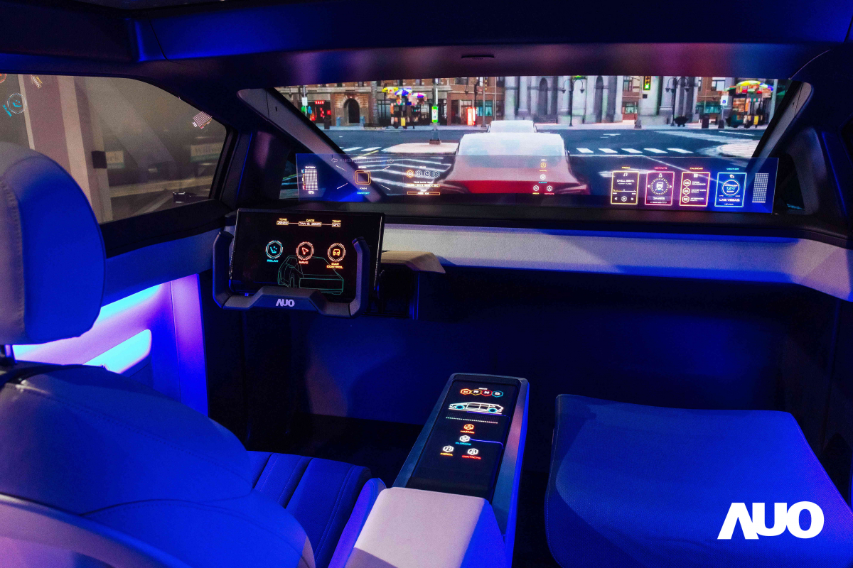 友達新一代智慧座艙Smart Cockpit 2025的Micro LED創新顯示應用中，47.5吋無界透明顯示介面與14.3吋多變形態中控顯示，兩項產品獲得2025智慧顯示應用大賞的智慧移動獎，提供全新的人機互動體驗
