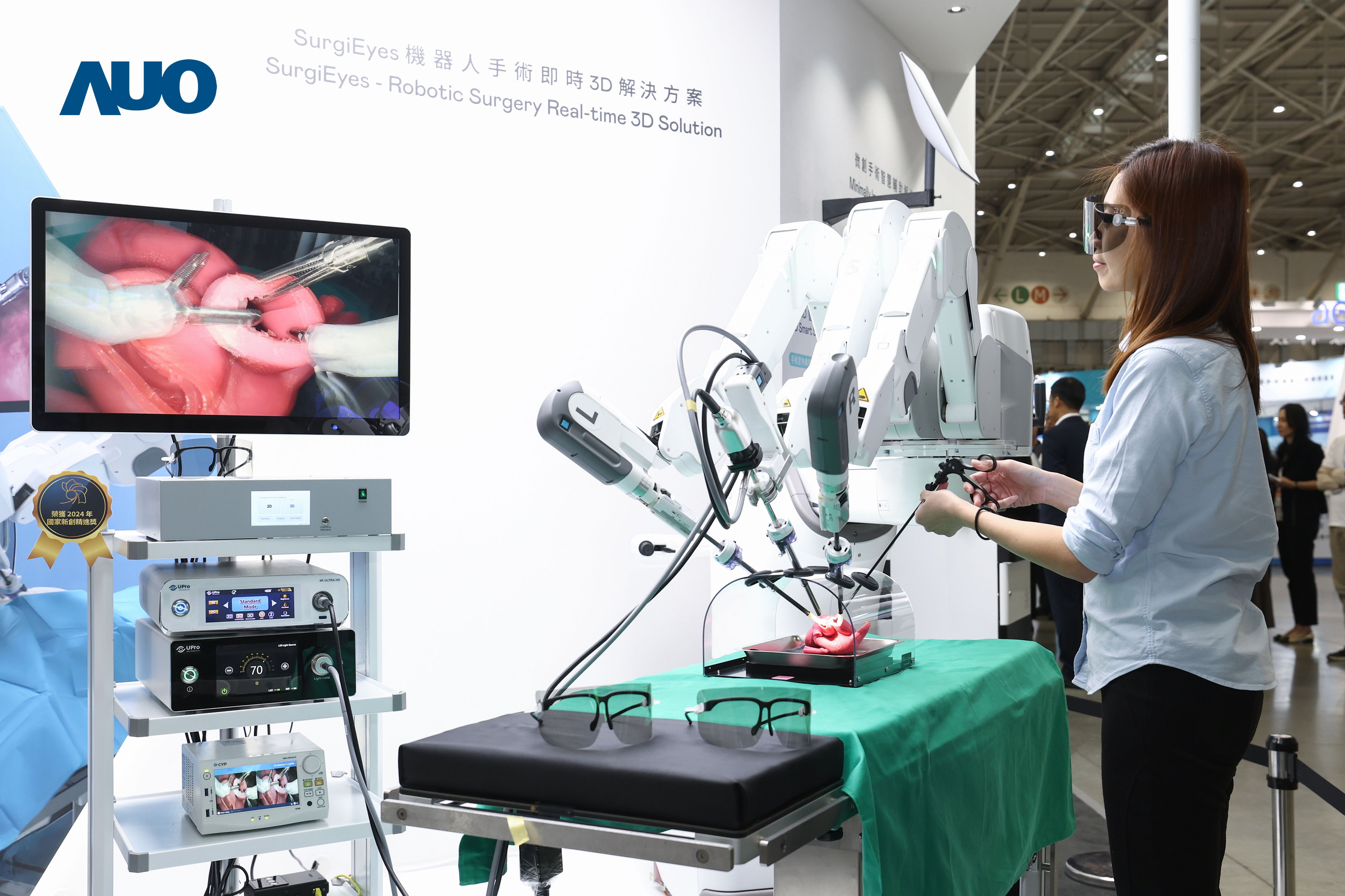 达擎以领先的3D显示技术推出〝SurgiEyes机器人手术实时3D解决方案〞，整合先进3D图像处理与独家3D垂直宽视角、广色域的显示技术，手术团队可实时同步主刀医师视角看到清晰3D影像，提升沟通效率与安全性。