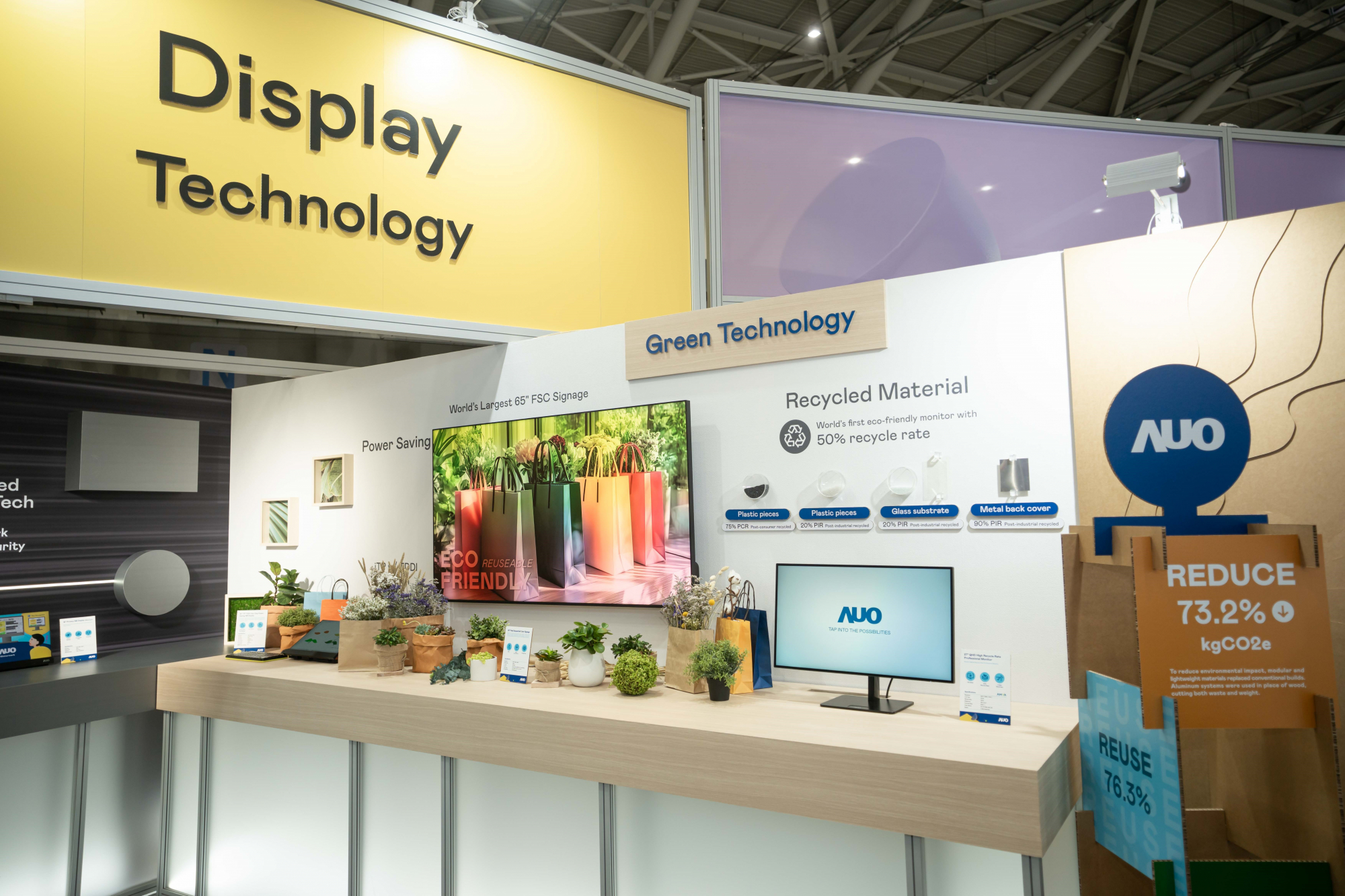 友達Touch Taiwan 2025雙展位再度獲etouch 綠色裝潢設計獎肯定；智慧顯示展位以鋁製模組系統取代傳統木作施作，並在相關裝潢物與設計使用可回收、可重複使用的材料，體現低碳與循環精神。