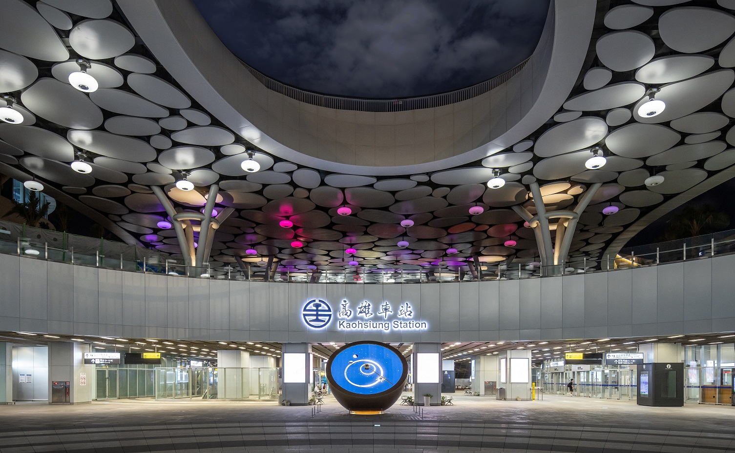 創利空間參與《高雄車站共感空間》公共藝術計畫，擔任視覺科技整合夥伴。於「看時間」天文鐘作品中提供技術指導，整合圓形LED鐘面與鐘體結構，在時間、天象星盤與空間氛圍間生動展演