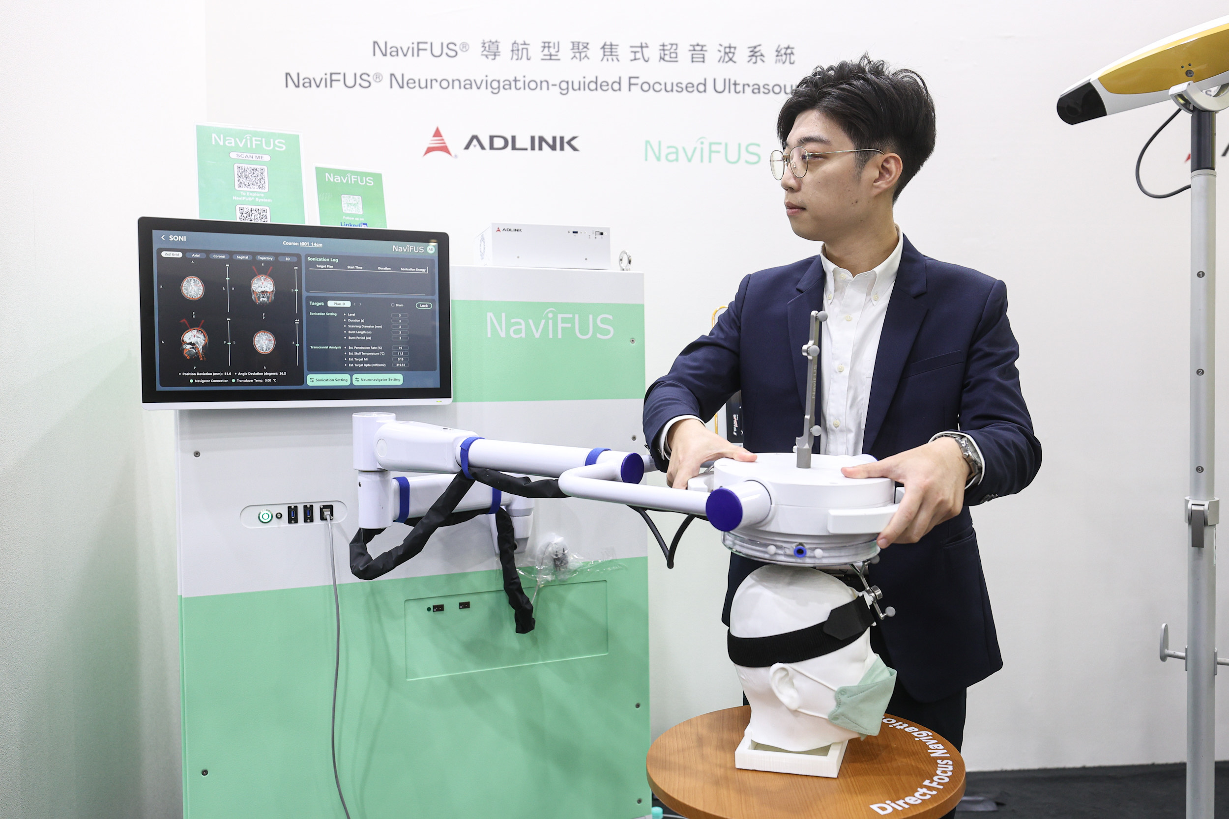 达擎携手凌华科技与浩宇生医合作的〝NaviFUS&reg; 导航型聚焦式超音波系统〞，以凌华医疗级边缘运算平台为核心，结合光学导航与穿颅超音波技术，非侵入性将能量精准聚焦脑内病灶，可暂时开启血脑屏障，提升药物递送与治疗效果。