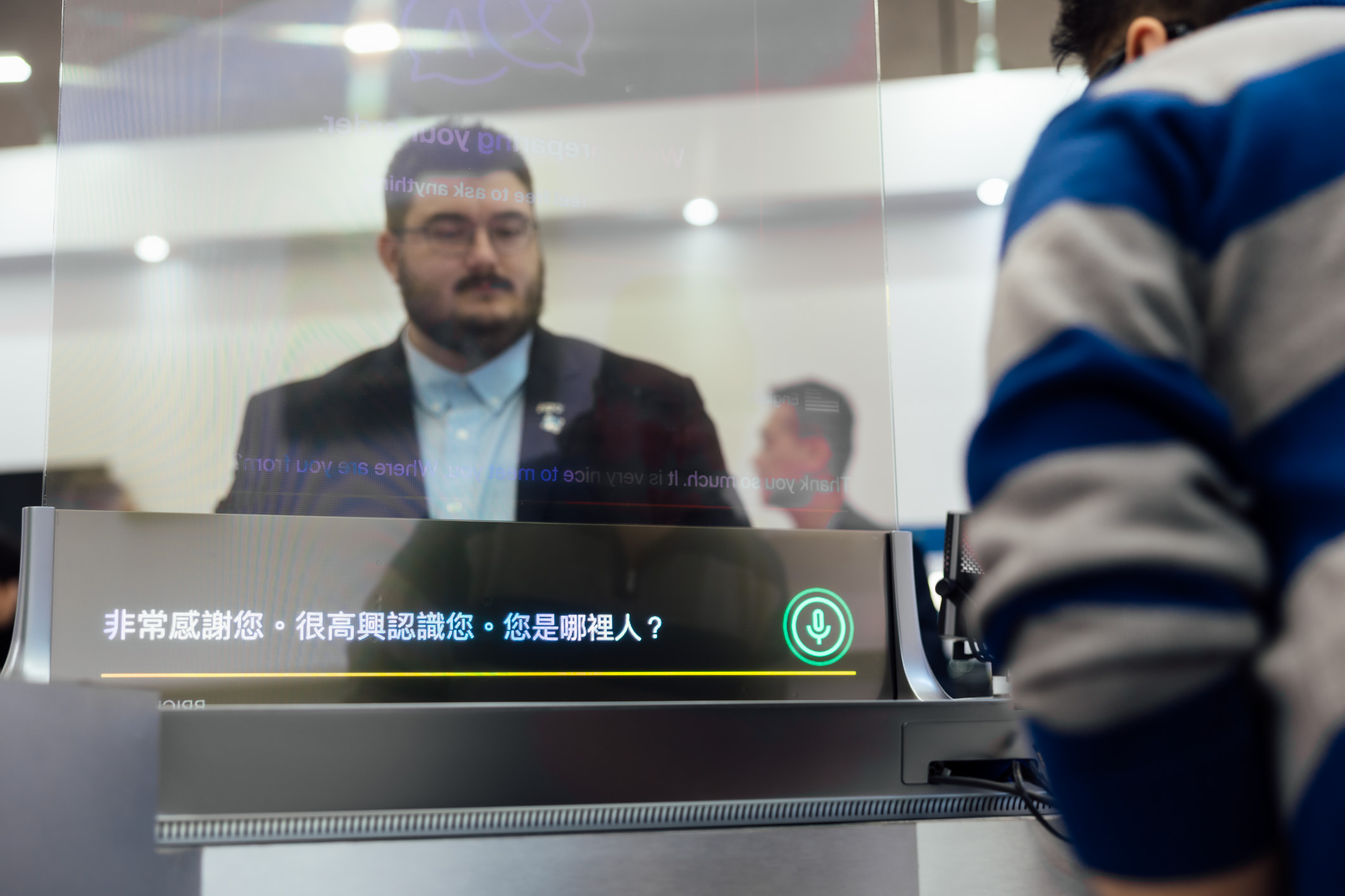 达擎42吋多语系AI互动翻译系统，可支持实时多国语言翻译，协助消费者与服务人员沟通无障碍，并保留自然眼神与表情互动，提升国际性零售场域的服务质量。