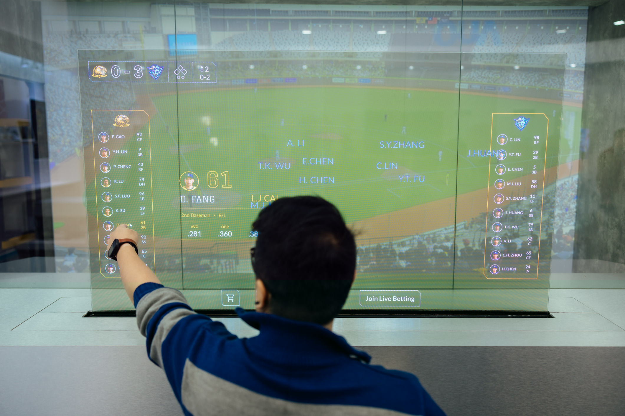 达擎64吋Sports AR Solution Sports AR解决方案结合实时运动赛事数据与互动内容，观众可透过Micro LED显示器的透明特性，在观看实体赛事的同时，同步于显示屏幕上取得与实体球员及赛事对应的相关信息，获得专属的沉浸式体验，提升现场参与感。