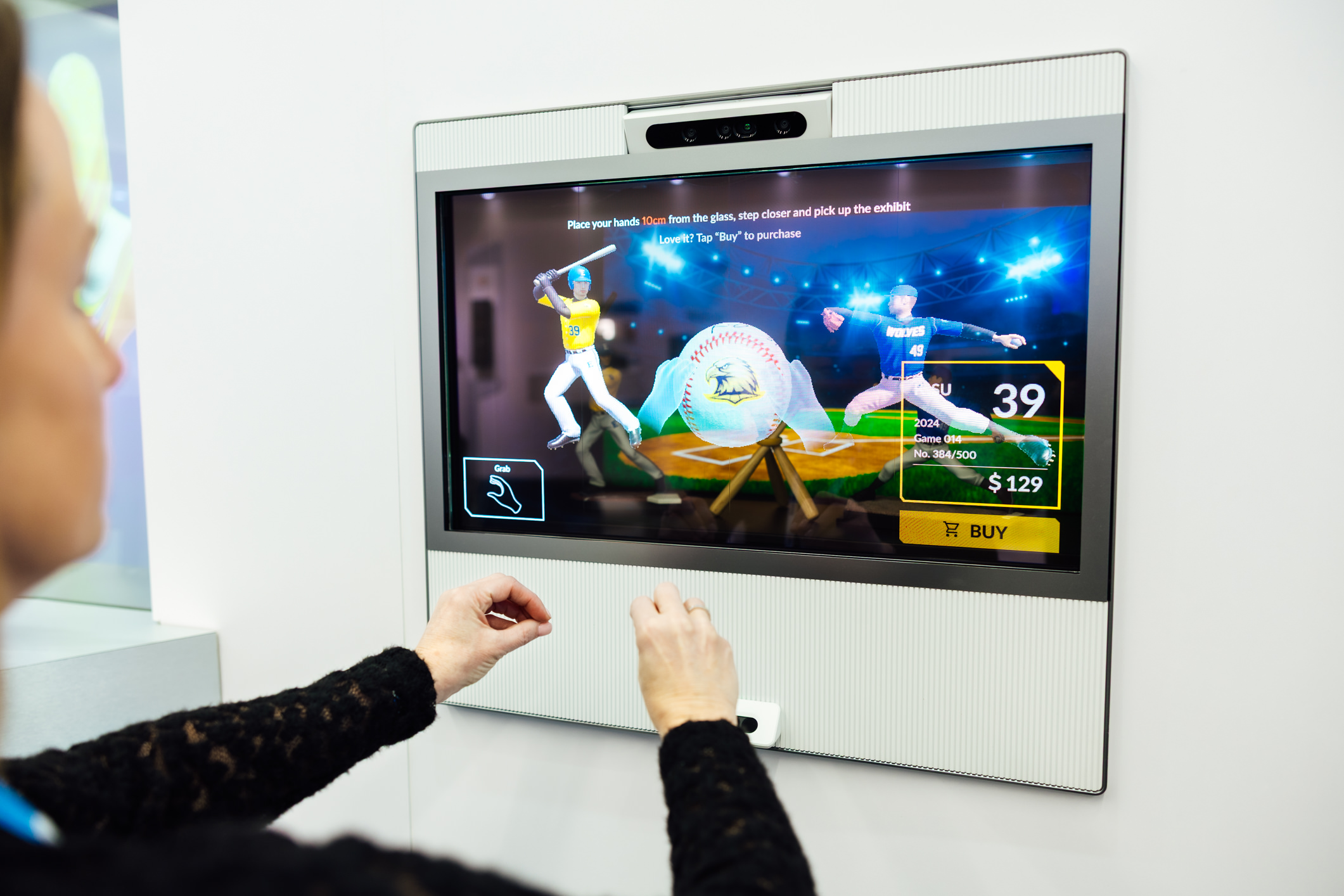 达擎30吋Interactive AR Box则透过3D呈现商品及数字信息，并整合人脸、手势感应技术创造互动，适用高端与限量商品展示，消费者可隔空旋转、放大商品细节，无需接触实品也能感受接近实物的细腻探索。