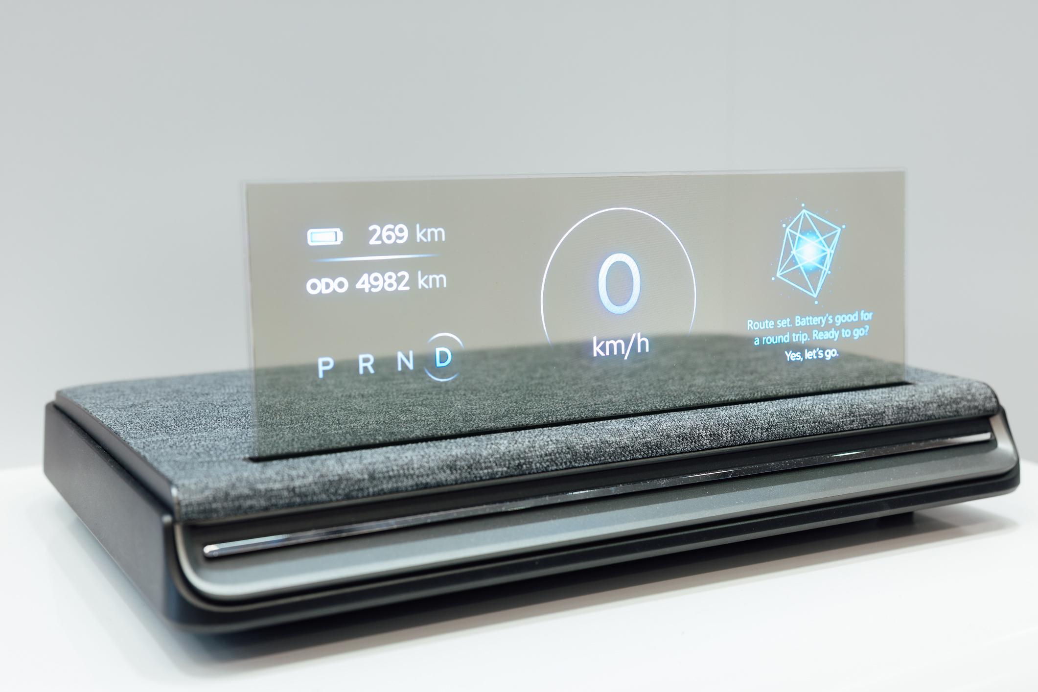 全球首款Aero Module透明Micro LED显示器模块外观轻盈通透，可与数字内容完美融合，提供动态显示、先进控制、个人化沉浸感受。